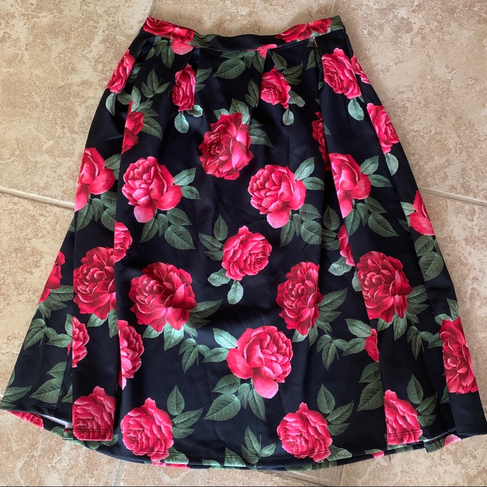 Forever 21 F21 Black Skirt A-Line Stretch Red Roses Floral Box Pleat Zipper